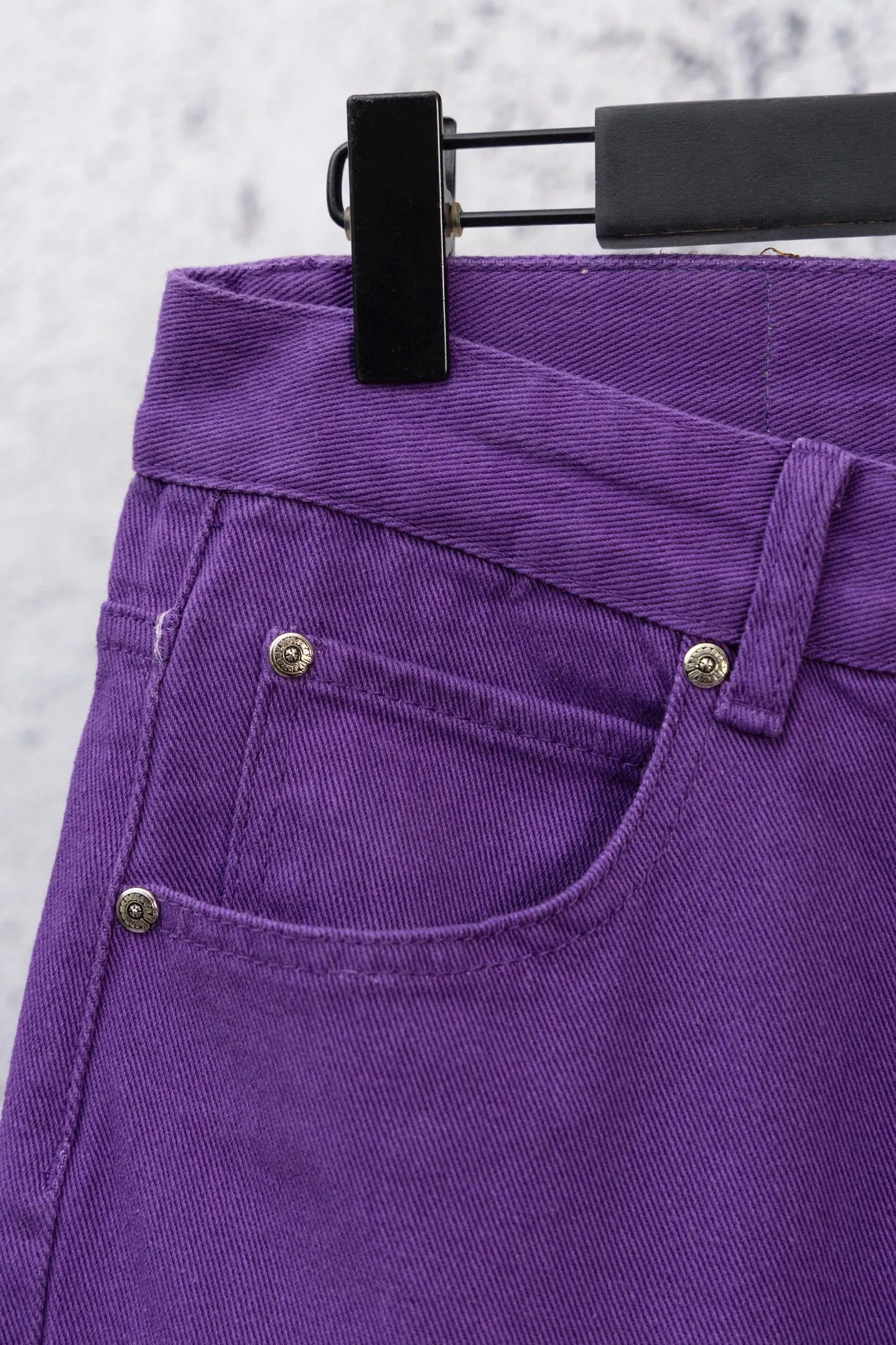 P240 CH Chromehearts Dopamine Purple Cross-Patch Leather Purple Jeans. Cabinet price is 34W level. Patched cross pattern embellishment, washed jeans! ! An absolutely high-end luxury product, a 1.9W-level god-level single product, a super popular product, made by top heavy industry, a magic weapon that cannot be missed! [About Zangyin] This is an extremely luxurious fashion brand that can also be called the aristocracy of the high street. It has always been an exclusive brand for some hipsters or rich second generations. Compared with ordinary high streets, it is more luxurious and noble. Compared with luxury brands, it is more fashionable and individual. It has always been a brand that I have a special liking for. [Top heavy industry fashion design] Consistently high-street luxury style. Speaking of this style, the Zangyin family and GU family are definitely the leading representative brands. Especially the Zangyin family has really achieved a state-of-the-art effect in creating high-street style. The unique washed material is used to create this style. The color system is already quite eye-catching. After it is decorated with patchwork cross flowers, it cleverly highlights the charm of the brand. Secondly, this style uses classic The high-waist cutting design highlights the long legs and fashionable temperament of the upper body. The brand is highly recognizable and the slim fit configuration is more suitable for daily wear. It is a product that interprets personality, fashion, and specifications at a glance. This single product is enough to make any fan excited. It can be a white T-shirt for a youthful college style, or a tight suspender for a royal style. It has strong matching ability and can be easily controlled by men.  [Materials and craftsmanship] Needless to say, this point goes without saying. As an excellent craftsman brand, Zangyin’s requirements for details and craftsmanship are really perfect. The washed color of this model has gone through so many processes, not to mention the embellishment of denim appliques. It is also purely hand-made and sewn. Just like what they believe in, only hand-made things have soul and have the meaning of wear. A top-notch heavy-duty fashionable denim item, I look forward to your perfect interpretation! !  Color: Purple Size: 28-34